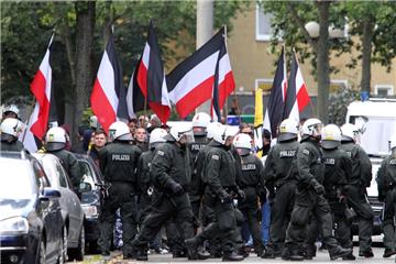 Dortmunds Neonazis dürfen wieder marschieren: Das OVG Münster hat das Verbot der Polizei für die Veranstaltung am 28. März aufgehoben. Das Bild zeigt eine Szene aus dem August 2014: Polizisten hinderten Neonazis daran, bis zu einer besetzten Kirche in der Enscheder Straße vorzudringen.