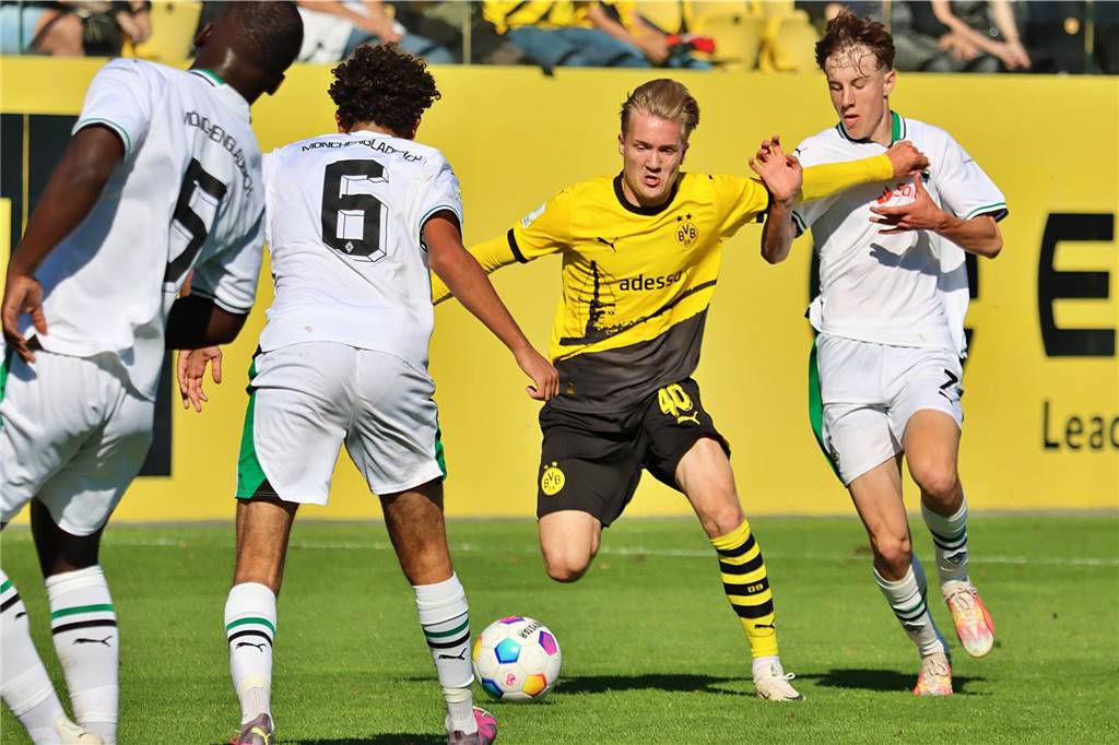 BVB-Stürmer Rijkhoff blickt zurück auf „schwierige Wochen“: Berater van Burik in Dortmund gesichtet Julian Rijkhoff im Zweikampf.