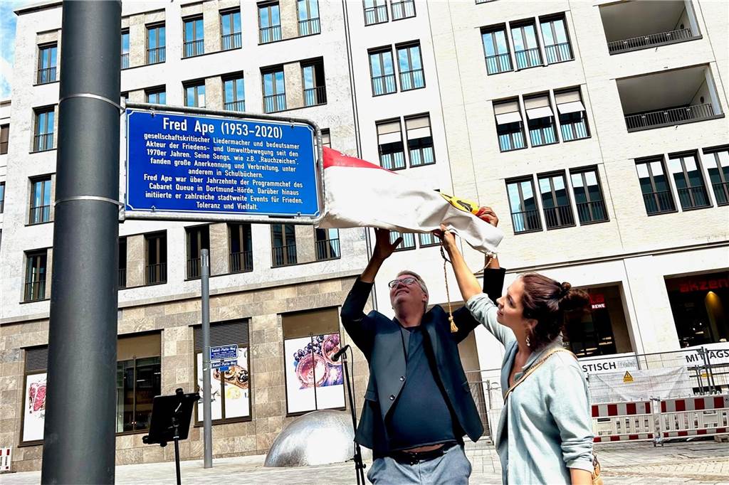 Das war das Jahr 2023 in Hörde: Brände, Bauten und Neueröffnungen Straßenschild für den verstorbenen Fred Ape