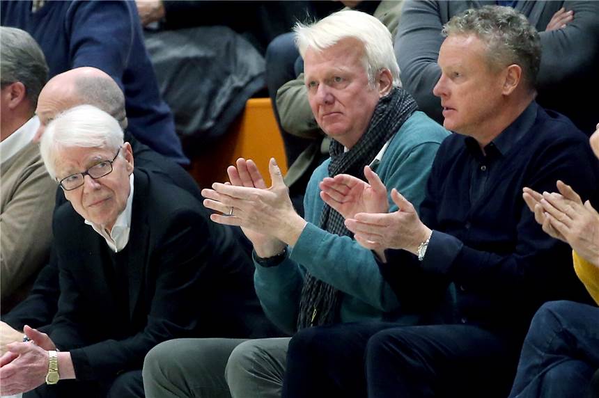 Ullrich Sierau meldet sich im Titelstreit - Andreas Thiel wird es nicht freuen Dortmunds Oberbürgermeister Ullrich Sierau (M.) ist genau wie BVB-Präsident Reinhard Rauball (l.) Fan von Borussias Handball-Frauen.