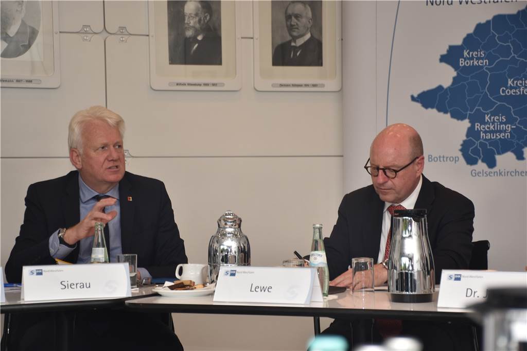 Oberbürgermeister kritisieren Deutsche Bahn: „Jetzt ist Feierabend!“ Dortmunds Oberbürgermeister Ulrich Sierau (l.) und Münster Oberbürgermeister Markus Lewe kritisierten das Verhalten und Vorgehen der Deutschen Bahn am Montag scharf.