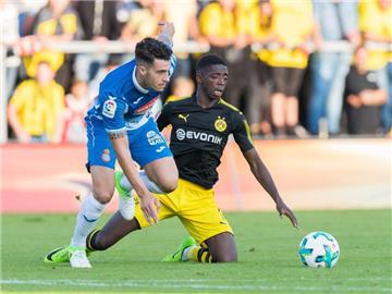 Dortmunds Ousmane Dembélé kämpft im Testspiel gegen Espanyol Barcelona mit Mario Hermoso (l) um den Ball. Foto: Guido Kirchner