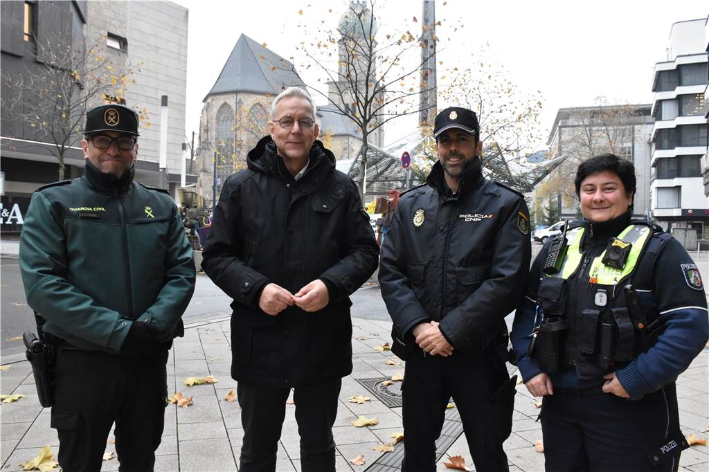 Spanische Polizisten Juan Luis und José Ramón auf dem Weihnachtsmarkt Dortmunds Polizeipräsident Gregor Lange (2.v.l.) und Carla Sofia da Silva Catorze Bonn, die selbst Austausch-Beamtin in Spanien war, begrüßten die Gäste.