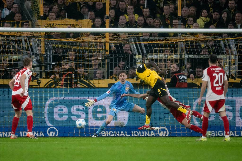 Die Bundesliga-Kolumne nach dem 23. Spieltag: Sechs für die Seele Dortmunds Serhou Guirassy (2.v.r.) köpft das Tor zum 5:0. Das Spiel endete 6:0.