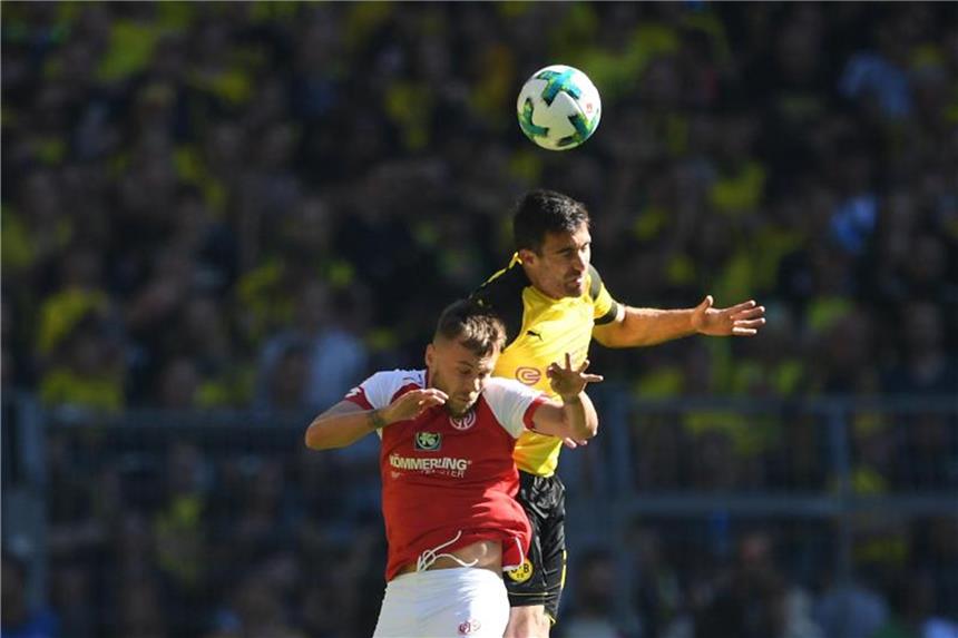 FSV Mainz feiert Rettung: 2:1-Coup in Dortmund Dortmunds Sokratis (r) und Alexandru Maxim von Mainz im Kopfballduell. Foto: Ina Fassbender