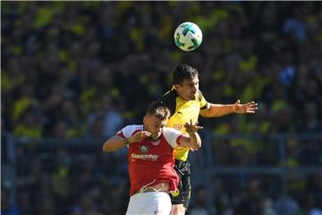 Dortmunds Sokratis (r) und Alexandru Maxim von Mainz im Kopfballduell. Foto: Ina Fassbender