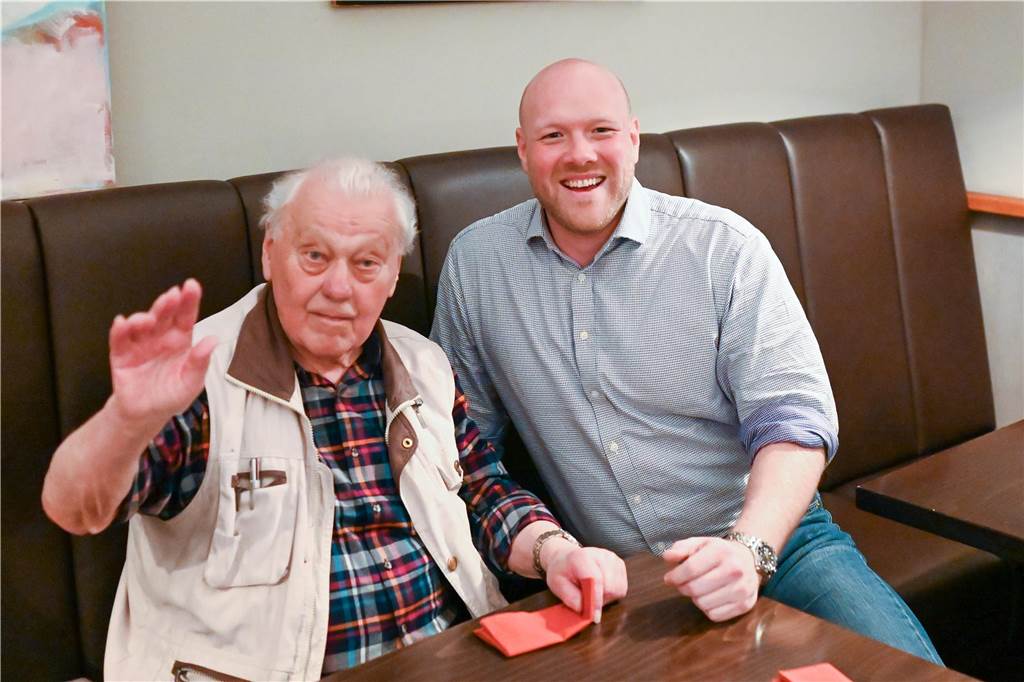 Kurdische Familie „adoptiert“ deutschen Opa: Feier zum 90. Geburtstag Dortmunds SPD-Chef Jens Peick (r.) gratulierte Horst Heimann zum 90. Geburtstag.