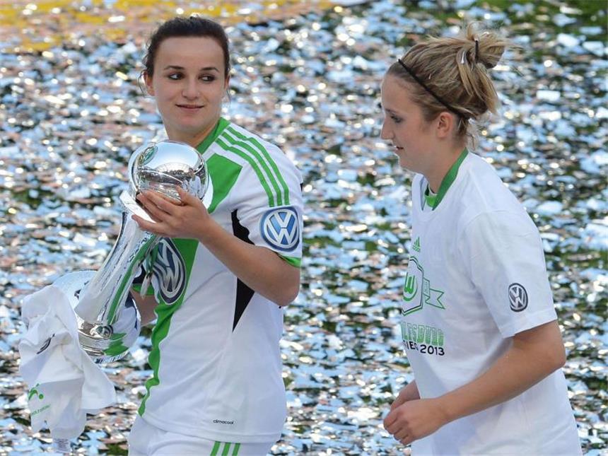 Hund grätscht Dortmunds Sportlerin des Jahres um Dortmunds Sportlerin des Jahres 2013 Lina Magull (l.) kann bereits einige Erfolge verbuchen. Jetzt macht ein Video sie im Netz noch bekannter.