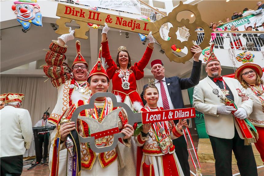 Dortmunds Stadtdirektor Jörg Stüdemann hat den Rathaus-Schlüssel an das Karnevalsprinzenpaar Nadja I. und Dirk III. und das Kinderprinzenpaar Leon I. und Dilara I. übergeben. Die Narren haben das Zepter übernommen.