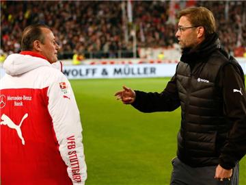 Dortmunds Trainer Jürgen Klopp (r) fühlt mit VfB-Coach Huub Stevens mit. Foto: Ronald Wittek