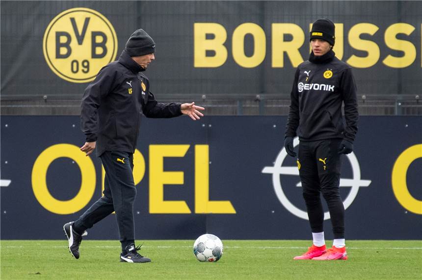 BVB-Coach Favre wünscht sich 11 gegen 11 im Training: Wir brauchen das Dortmunds Trainer Lucien Favre zeigte BVB-Profi Jadon Sancho eine Übung. (Archiv)