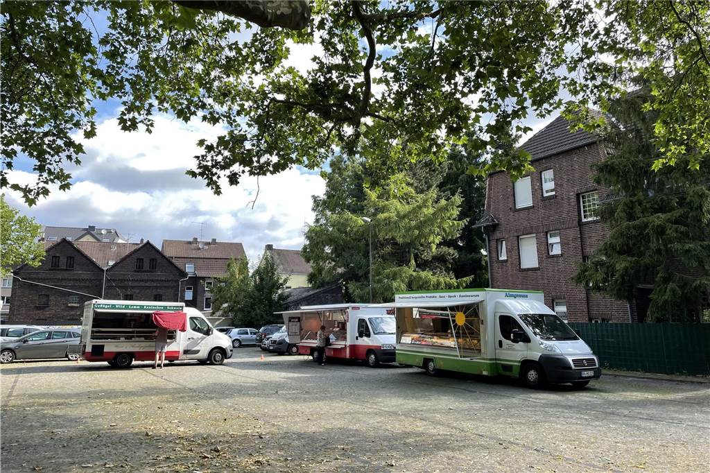 Martener Wochenmarkt begeistert Händler und Stammkunden gleichermaßen Der Wochenmarkt in Marten besteht aktuell aus drei Verkaufswagen - demnächst soll es dort auch wieder Blumen geben.