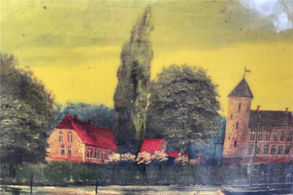 Dorus Ladener hat das Bild der Rauschenburg gemalt, das auf einer der Infotafeln für Wanderer abgebildet ist:. Es gibt noch mehr Bilder von ihm. Der Künstler hat sie angefertigt, um damit seine Zeche zu zahlen. Alles Fantasiedarstellungen der Anlage, die zwischen 1875 und 1899 entstanden, als die Burg Bereits mehr  als 30 Jahre lang abgerissen war. 