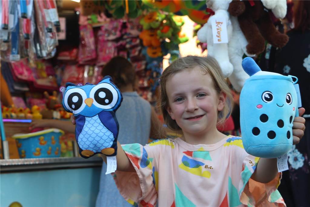 Mit Lotta (5) über die Ahauser Kirmes: So viel Spaß hat das Kind für 30 Euro Dosenwerfen und Entenangeln haben schon ihren Preis. Dafür erhält Lotta auch die verdiente Belohnung.