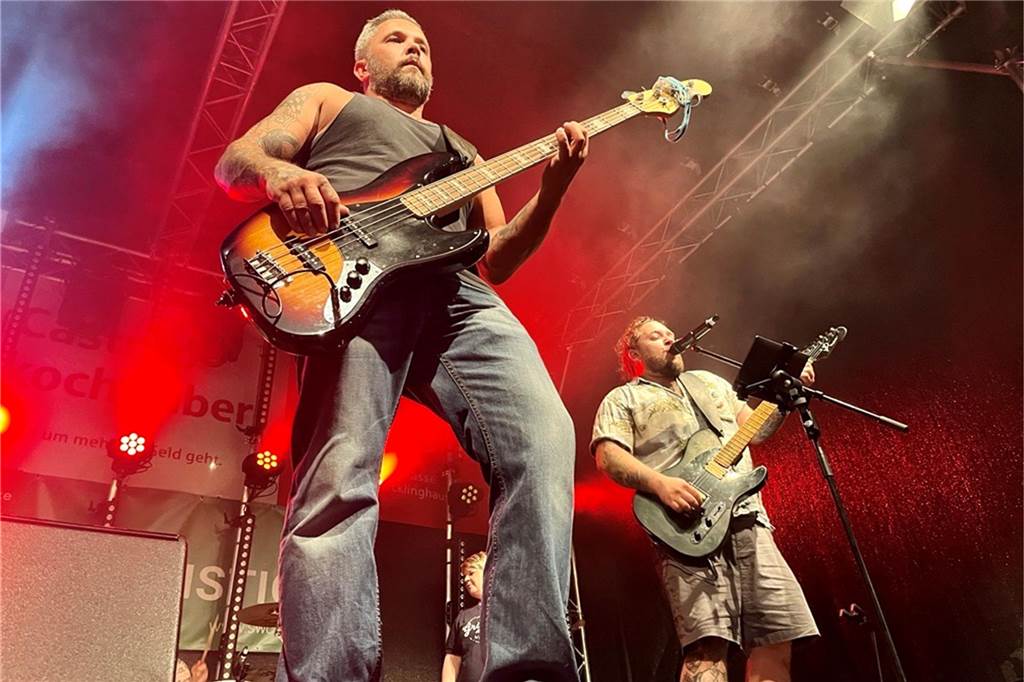 Dougie & the blind brothers sorgten für einen rockigen Abschluss des dritten Ckü-Tages. Gemeinsam mit Hunderten Besuchern begaben sie sich auf eine musikalische Zeitreise und spielten eine Auswahl ihrer Lieblingsstücke,
