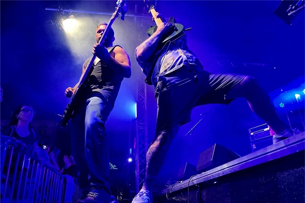 Dougie & the blind brothers sorgten für einen rockigen Abschluss des dritten Ckü-Tages. Gemeinsam mit Hunderten Besuchern begaben sie sich auf eine musikalische Zeitreise und spielten eine Auswahl ihrer Lieblingsstücke,