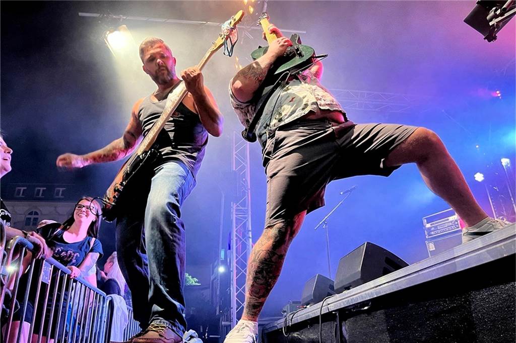 Dougie & the blind brothers sorgten für einen rockigen Abschluss des dritten Ckü-Tages. Gemeinsam mit Hunderten Besuchern begaben sie sich auf eine musikalische Zeitreise und spielten eine Auswahl ihrer Lieblingsstücke,