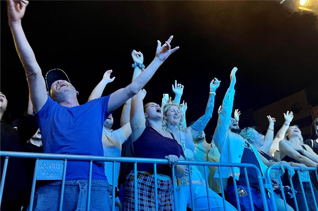 Dougie & the blind brothers sorgten für einen rockigen Abschluss des dritten Ckü-Tages. Gemeinsam mit Hunderten Besuchern begaben sie sich auf eine musikalische Zeitreise und spielten eine Auswahl ihrer Lieblingsstücke,