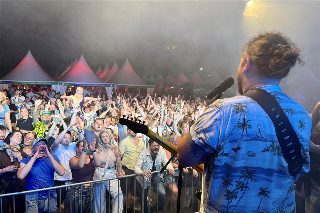 Dougie & the blind brothers sorgten für einen rockigen Abschluss des dritten Ckü-Tages. Gemeinsam mit Hunderten Besuchern begaben sie sich auf eine musikalische Zeitreise und spielten eine Auswahl ihrer Lieblingsstücke,