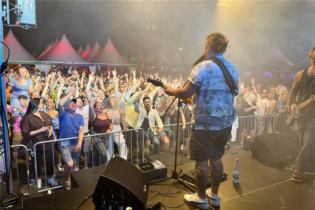 Dougie & the blind brothers sorgten für einen rockigen Abschluss des dritten Ckü-Tages. Gemeinsam mit Hunderten Besuchern begaben sie sich auf eine musikalische Zeitreise und spielten eine Auswahl ihrer Lieblingsstücke,