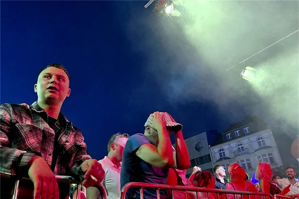 Dougie & the blind brothers sorgten für einen rockigen Abschluss des dritten Ckü-Tages. Gemeinsam mit Hunderten Besuchern begaben sie sich auf eine musikalische Zeitreise und spielten eine Auswahl ihrer Lieblingsstücke,