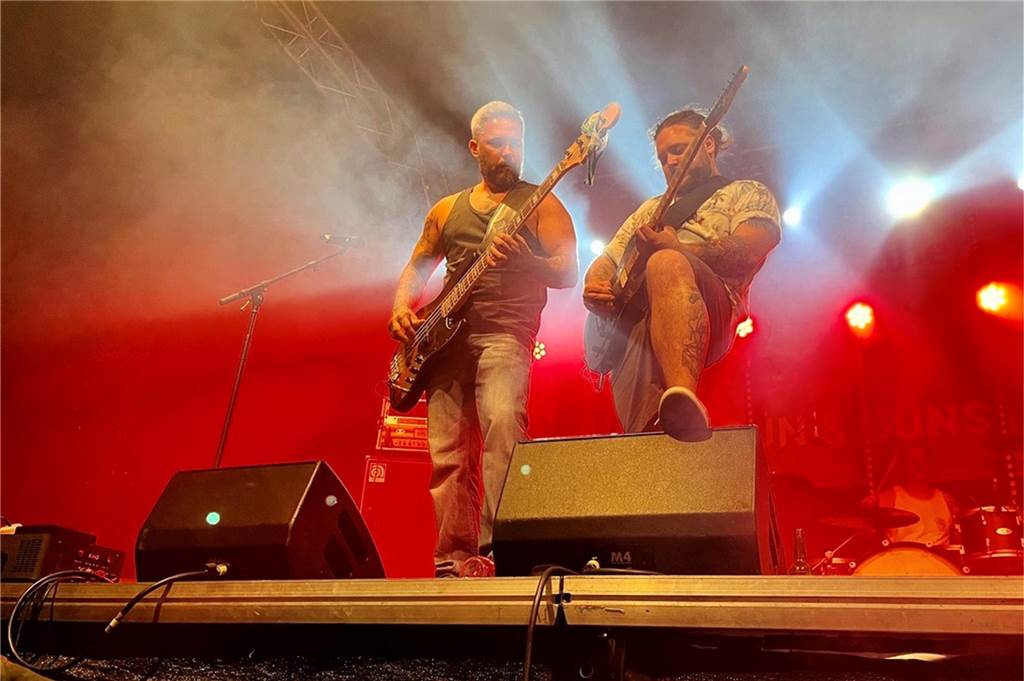 Dougie & the blind brothers sorgten für einen rockigen Abschluss des dritten Ckü-Tages. Gemeinsam mit Hunderten Besuchern begaben sie sich auf eine musikalische Zeitreise und spielten eine Auswahl ihrer Lieblingsstücke,