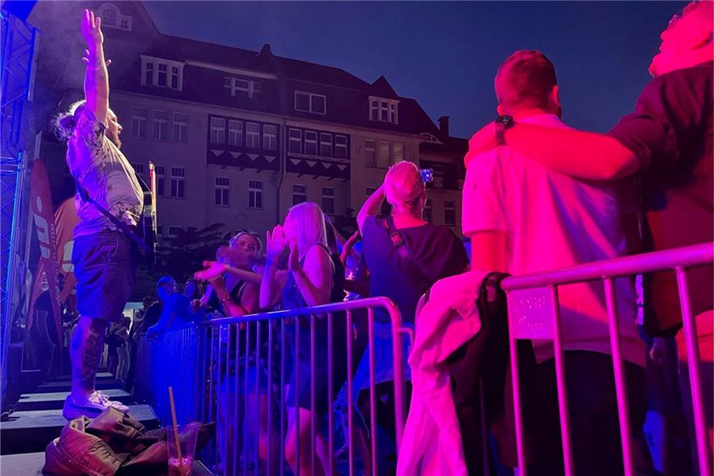Dougie & the blind brothers sorgten für einen rockigen Abschluss des dritten Ckü-Tages. Gemeinsam mit Hunderten Besuchern begaben sie sich auf eine musikalische Zeitreise und spielten eine Auswahl ihrer Lieblingsstücke,