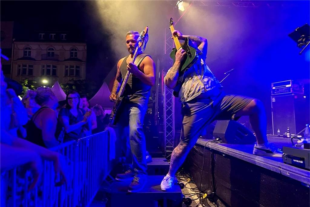 Dougie & the blind brothers sorgten für einen rockigen Abschluss des dritten Ckü-Tages. Gemeinsam mit Hunderten Besuchern begaben sie sich auf eine musikalische Zeitreise und spielten eine Auswahl ihrer Lieblingsstücke,