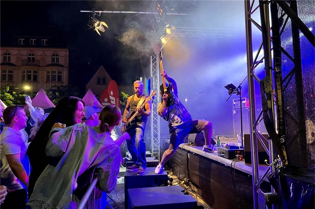 Dougie & the blind brothers sorgten für einen rockigen Abschluss des dritten Ckü-Tages. Gemeinsam mit Hunderten Besuchern begaben sie sich auf eine musikalische Zeitreise und spielten eine Auswahl ihrer Lieblingsstücke,
