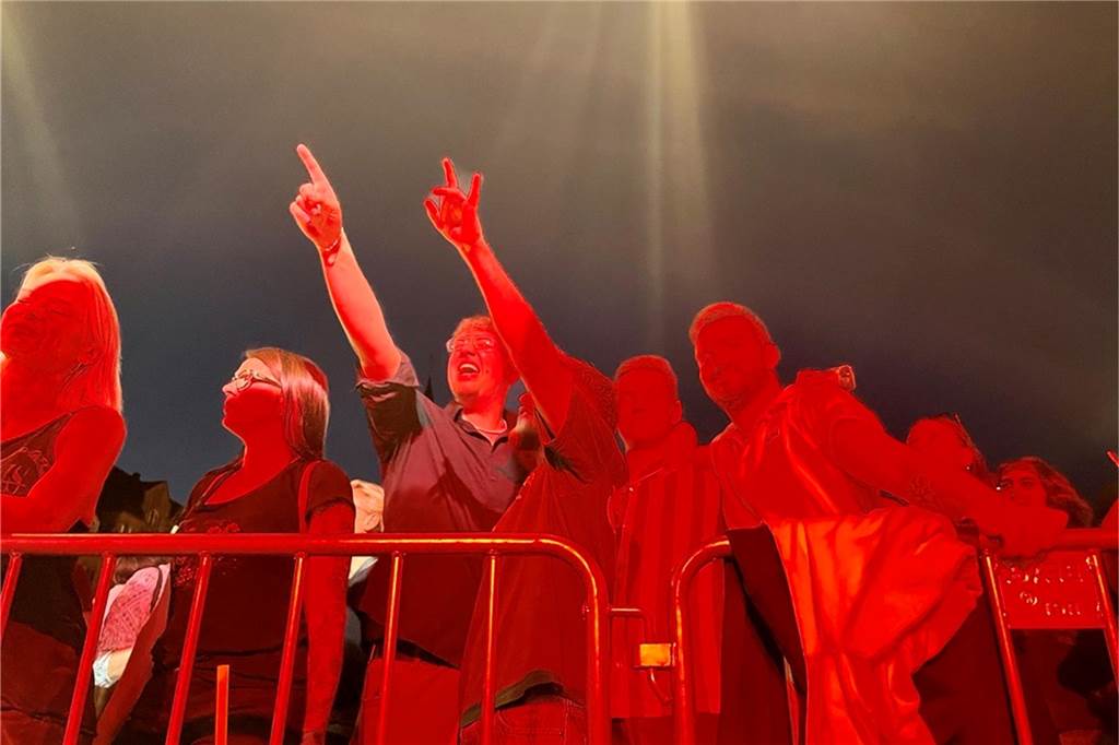 Dougie & the blind brothers sorgten für einen rockigen Abschluss des dritten Ckü-Tages. Gemeinsam mit Hunderten Besuchern begaben sie sich auf eine musikalische Zeitreise und spielten eine Auswahl ihrer Lieblingsstücke,