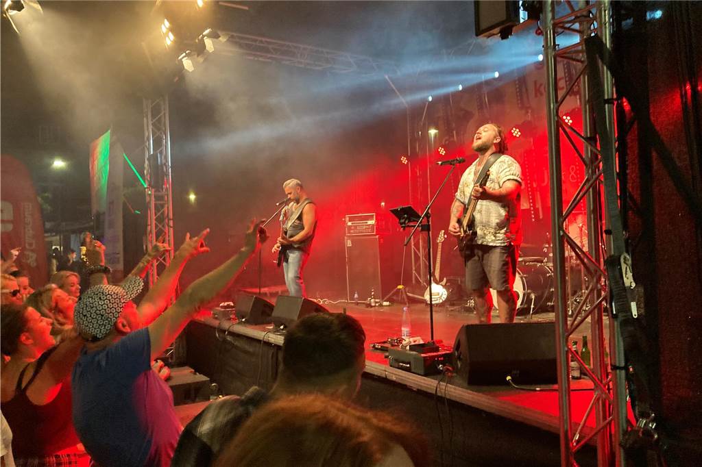 Dougie & the blind brothers sorgten für einen rockigen Abschluss des dritten Ckü-Tages. Gemeinsam mit Hunderten Besuchern begaben sie sich auf eine musikalische Zeitreise und spielten eine Auswahl ihrer Lieblingsstücke,