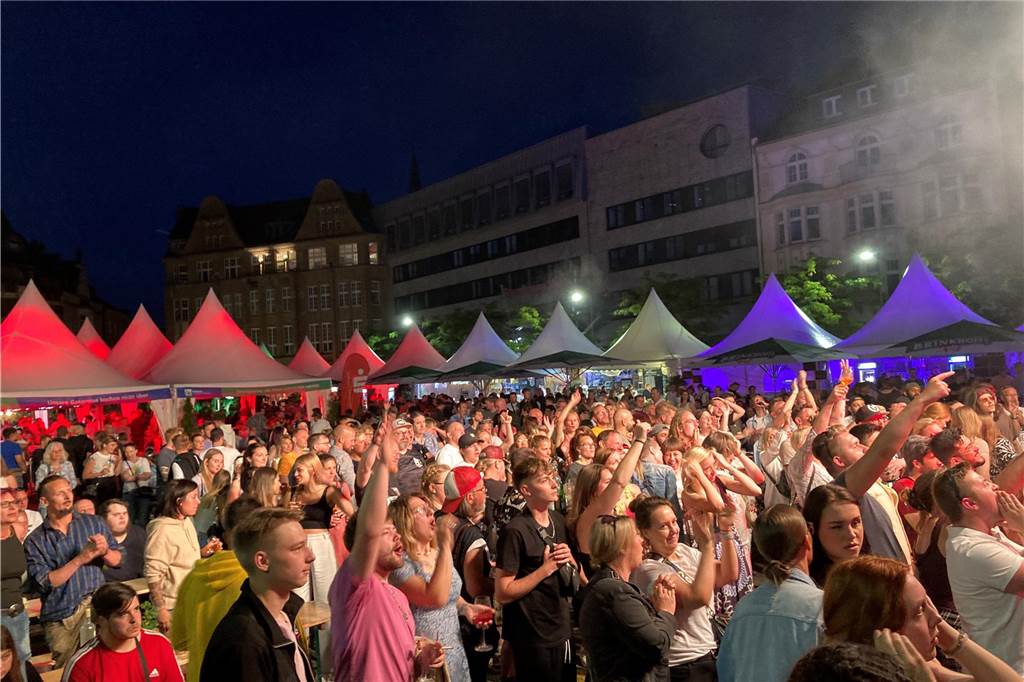 Dougie & the blind brothers sorgten für einen rockigen Abschluss des dritten Ckü-Tages. Gemeinsam mit Hunderten Besuchern begaben sie sich auf eine musikalische Zeitreise und spielten eine Auswahl ihrer Lieblingsstücke,