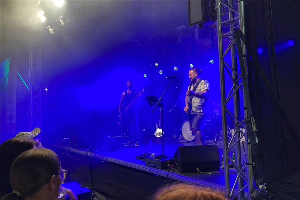 Dougie & the blind brothers sorgten für einen rockigen Abschluss des dritten Ckü-Tages. Gemeinsam mit Hunderten Besuchern begaben sie sich auf eine musikalische Zeitreise und spielten eine Auswahl ihrer Lieblingsstücke,