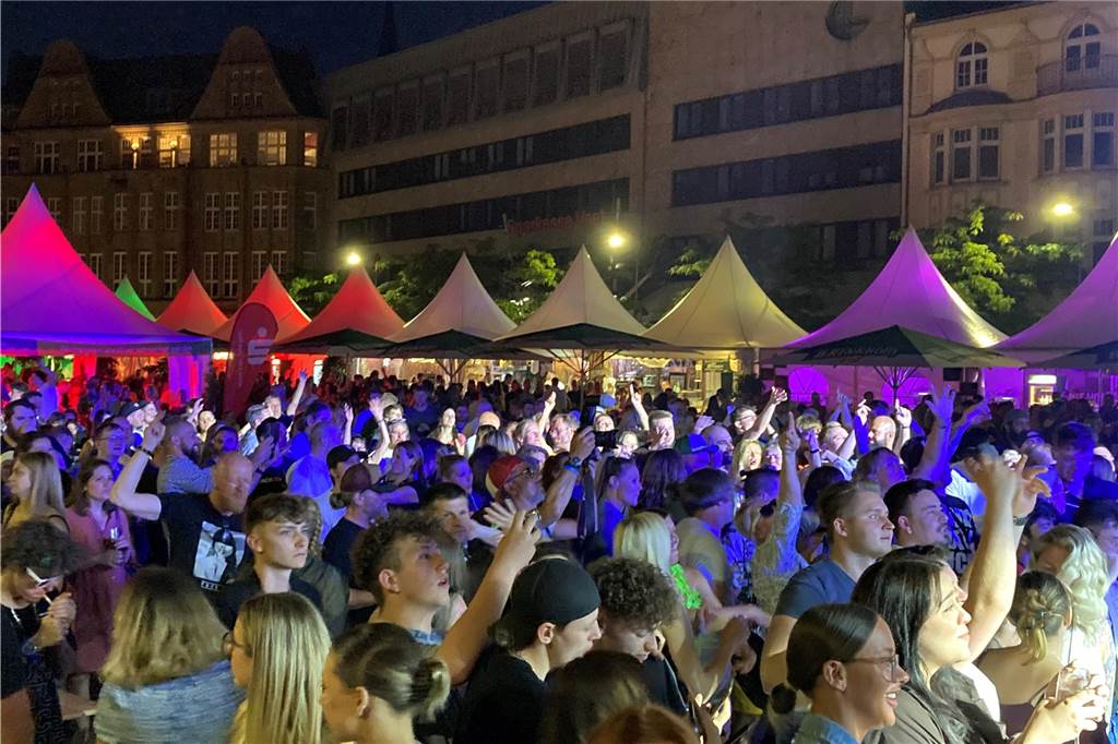 Dougie & the blind brothers sorgten für einen rockigen Abschluss des dritten Ckü-Tages. Gemeinsam mit Hunderten Besuchern begaben sie sich auf eine musikalische Zeitreise und spielten eine Auswahl ihrer Lieblingsstücke,