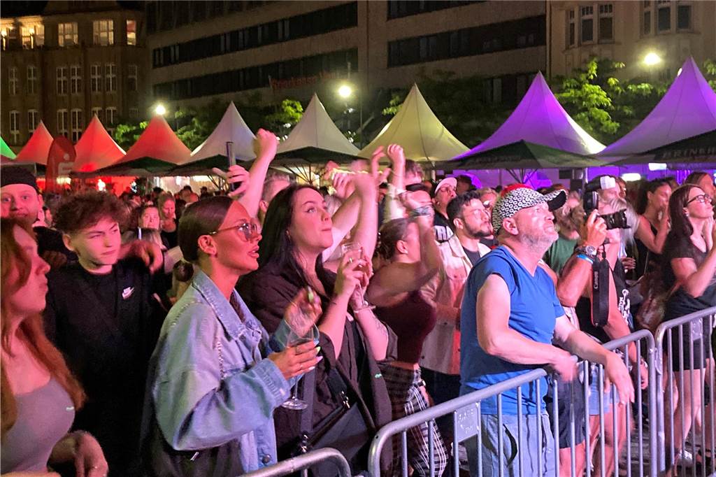 Dougie & the blind brothers sorgten für einen rockigen Abschluss des dritten Ckü-Tages. Gemeinsam mit Hunderten Besuchern begaben sie sich auf eine musikalische Zeitreise und spielten eine Auswahl ihrer Lieblingsstücke,