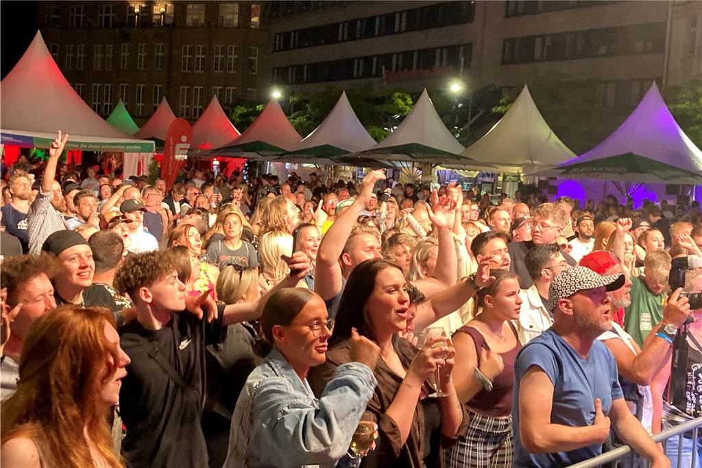 Dougie & the blind brothers sorgten für einen rockigen Abschluss des dritten Ckü-Tages. Gemeinsam mit Hunderten Besuchern begaben sie sich auf eine musikalische Zeitreise und spielten eine Auswahl ihrer Lieblingsstücke,