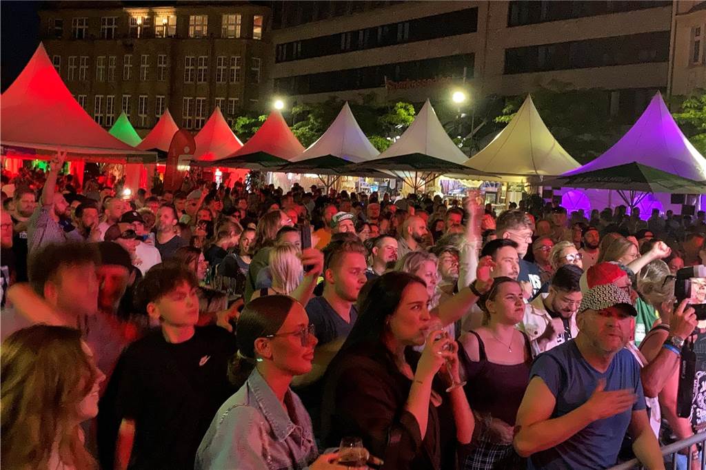 Dougie & the blind brothers sorgten für einen rockigen Abschluss des dritten Ckü-Tages. Gemeinsam mit Hunderten Besuchern begaben sie sich auf eine musikalische Zeitreise und spielten eine Auswahl ihrer Lieblingsstücke,