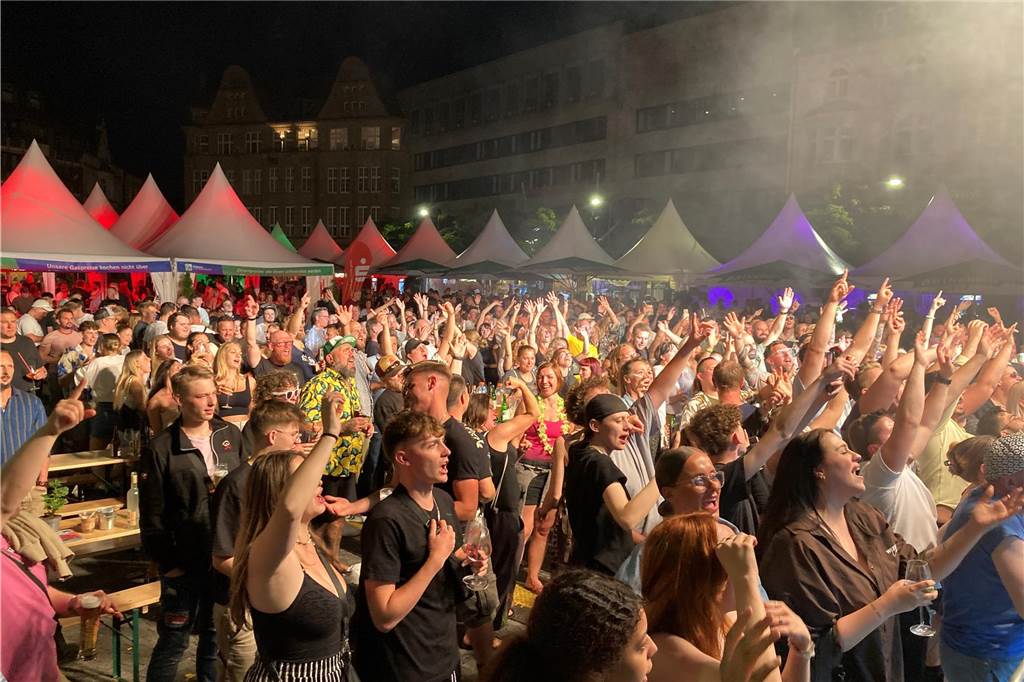 Dougie & the blind brothers sorgten für einen rockigen Abschluss des dritten Ckü-Tages. Gemeinsam mit Hunderten Besuchern begaben sie sich auf eine musikalische Zeitreise und spielten eine Auswahl ihrer Lieblingsstücke,