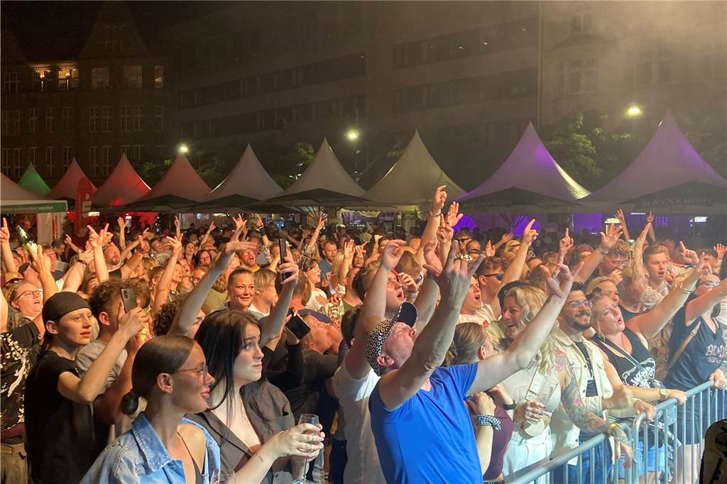 Dougie & the blind brothers sorgten für einen rockigen Abschluss des dritten Ckü-Tages. Gemeinsam mit Hunderten Besuchern begaben sie sich auf eine musikalische Zeitreise und spielten eine Auswahl ihrer Lieblingsstücke,