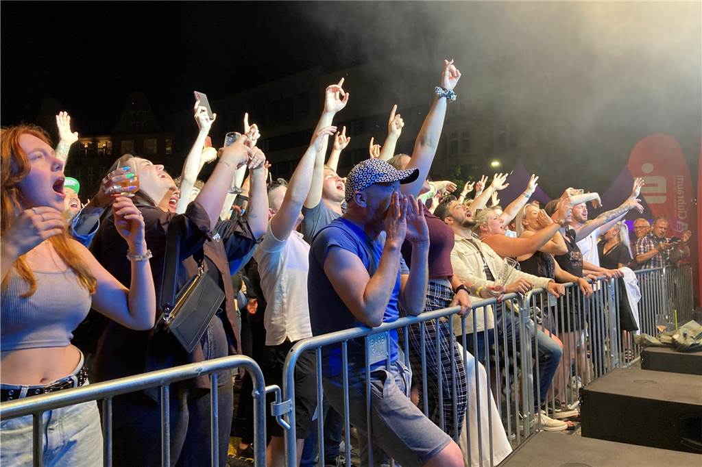 Dougie & the blind brothers sorgten für einen rockigen Abschluss des dritten Ckü-Tages. Gemeinsam mit Hunderten Besuchern begaben sie sich auf eine musikalische Zeitreise und spielten eine Auswahl ihrer Lieblingsstücke,