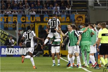 Douglas Costa von Juventus Turin (M,11) schoss das Führungstor beim Sieg gegen Inter Mailand. Foto: Antonio Calanni/AP