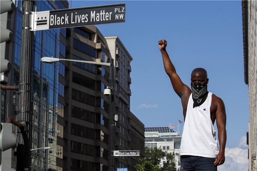 Proteste gegen Polizeigewalt: Plötzlich herrscht Aufbruch in Amerika dpatopbilder - 06.06.2020, USA, Washington: Ein Demonstrant streckt während eines Protests in der Nähe des Weißen Hauses seine Faust in die Höhe. Weltweit drücken Menschen ihre Anteilnahme nach dem gewaltsamen Tod von George Floyd durch einen weißen Polizisten am 25. Mai in der US-Stadt Minneapolis aus. Foto: Alex Brandon/AP/dpa +++ dpa-Bildfunk +++ |