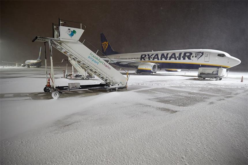 Sturmtief "Egon" sorgt für Chaos in Deutschland dpatopbilder - Auf dem Flughafen Hahn im Hunsrück bei Hahn (Rheinland-Pfalz) ruht am 13.01.2017 der Flugbetrieb. Starker Schneefall und Sturmböen machen Starts und Landungen unmöglich. (zu dpa «Sturmtief «Egon» wütet in Rheinland-Pfalz und im Saarland» vom 13.01.2017) Foto: Thomas Frey/dpa +++(c) dpa - Bildfunk+++ | Verwendung weltweit
