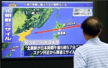 dpatopbilder - Ein Passant sieht sich am 29.08.2017 in Tokio, Japan, auf einem Fernseher die Berichterstattung über den Start einer nordkoreanischen ballistischen Rakete an. Nordkorea hat nach Angaben Südkoreas eine Rakete über das benachbarte Japan hinweg geschossen. Nach Berichten des japanischen Senders NHK gingen Teile der Rakete im Pazifik etwa 1180 Kilometer östlich der nördlichsten Hauptinsel Hokkaido nieder. (zu dpa «Nordkorea schießt Rakete über Japan hinweg» vom 29.08.2017) Foto: -/kyodo/dpa +++(c) dpa - Bildfunk+++