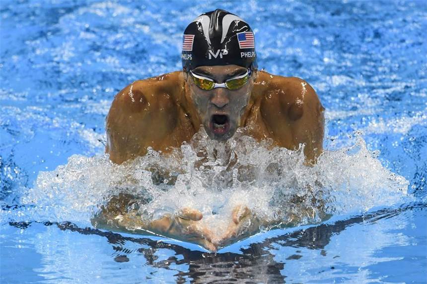 Schwimmer Phelps holt sich die 22. Medaille dpatopbilder epa05476185 Michael Phelps of USA on his way to winning the men's 200m Individual Medley Final race of the Rio 2016 Olympic Games Swimming events at Olympic Aquatics Stadium at the Olympic Park in Rio de Janeiro, Brazil, 11 August 2016. EPA/LUKAS COCH AUSTRALIA AND NEW ZEALAND OUT +++(c) dpa - Bildfunk+++