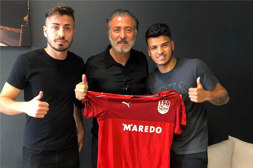 Die Suche nach dem Unterbau: die Nachwuchspläne von Bövinghausen und Türkspor Dr. Akin Kara (M.), Vorsitzender von Türkspor Dortmund, hier mit Jorge Machado (l.) und Iago Augsto De Carvalho (r.), will zur kommenden Saison mehrere Jugendmannschaften anmelden.