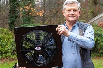 Dr. Alfred Mennekes mit seinem Lüfter, der mittlerweile in vielen Klassenräumen eingebaut wurde. Nicht nur in Legden und Asbeck.