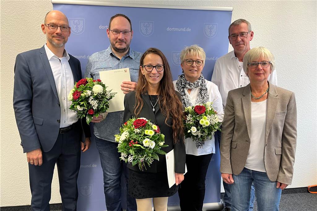 Oliver Steinke hatte drei Lebensretter – Lob vom Ministerpräsidenten Dr. Andreas Hohlfeld (v.l.) überreichte die Belobigung an Markus Wichert und Ildiko Ujvari. Den Anstoß hatte Anke Steinke (3.v.r.) gegeben. Bürgermeisterin Barbara Brunsing würdigte die Lebensretter, hinter ihr Oliver Steinke. Kevin Rost fehlt auf dem Foto.