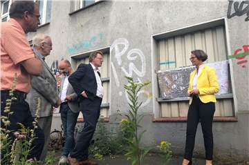 Dr. Andreas Hollstein (2.v.r.) warb bei NRW-Ministerin Ina Scharrenbach für das Zukunftsprojekt „Smart Rhino“. Unterstützt wurde er dabei von seinen CDU-
Mitstreitern (v.l.) Sascha Mader, Bürgermeister Manfred Sauer und Uwe Waßmann.