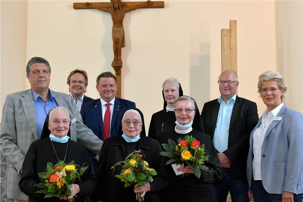 Ein Jahr und seine Bilder: Was hat uns in Haltern 2022 beschäftigt? Dr. Andreas Weigand, Medizinischer Geschäftsführer des KKRN-Klinikverbundes, Michael Ostholthoff, Leitender Pfarrer der Pfarrei St. Sixtus, Bürgermeister Andreas Stegemann, Schwester Marianne Kamlage, Provinzvikarin der Mauritzer Franziskanerinnen, Guido Bunten, Kaufmännischer Direktor der KKRN und Pflegedirektorin Hiltrud Hachmöller (hinten, v. l.) nehmen Abschied von den drei Ordensschwestern: Schwester M. Ermenfried, Schwester M. Nicerata und Schwester M. Hildeborg (vorne, v. l.).
